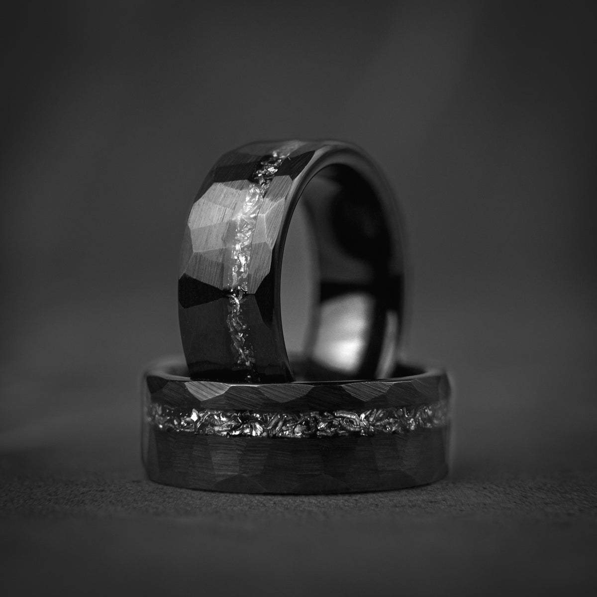 BLACK & BLACK - Schwarzer gehämmerter eleganter Ehering