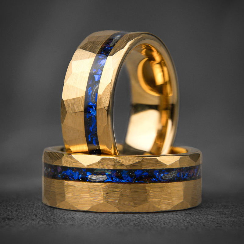 POSEIDON - Bague en tungstène en or jaune martelé avec saphir bleu