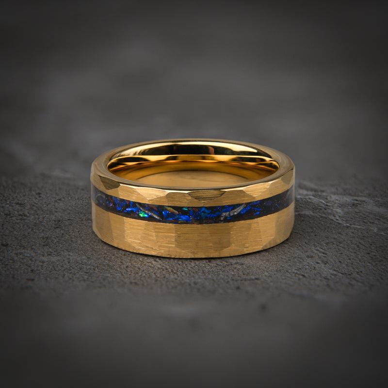POSEIDON - Bague en tungstène en or jaune martelé avec saphir bleu