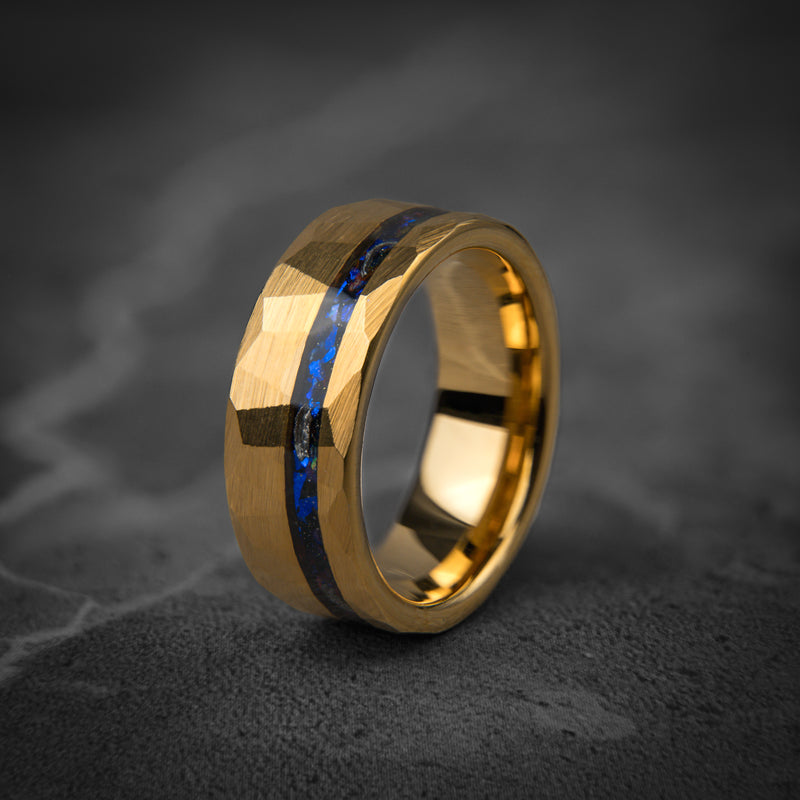 POSEIDON - Bague en tungstène en or jaune martelé avec saphir bleu