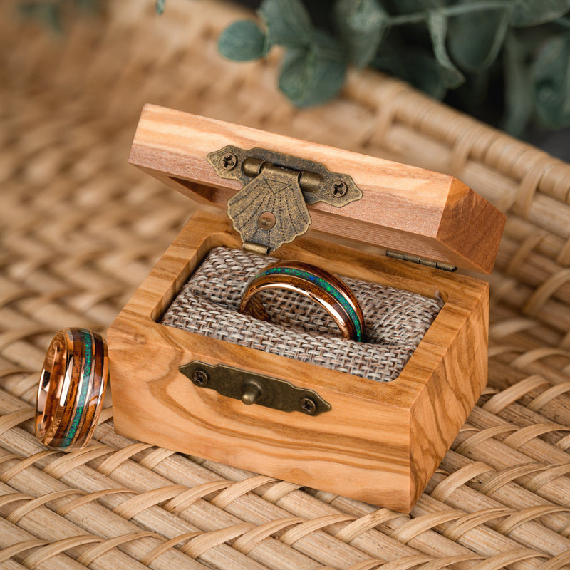 Velvet Ivy - Bague en tungstène or rose clair en opale verte et baril de whisky