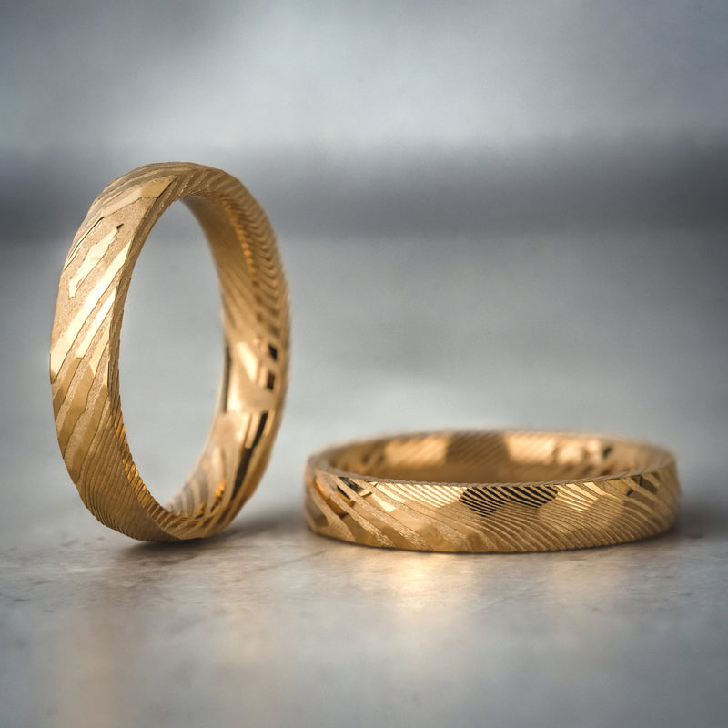 Solis Edge 4 - 4mm Faceted Gold Damascus Steel Ring