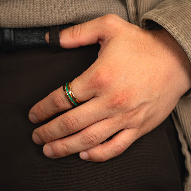 Velvet Ivy - Bague en tungstène or rose clair en opale verte et baril de whisky