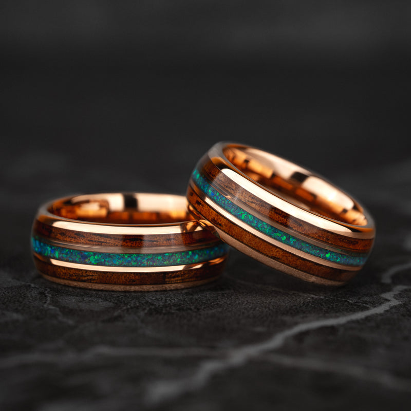 Velvet Ivy - Bague en tungstène or rose clair en opale verte et baril de whisky
