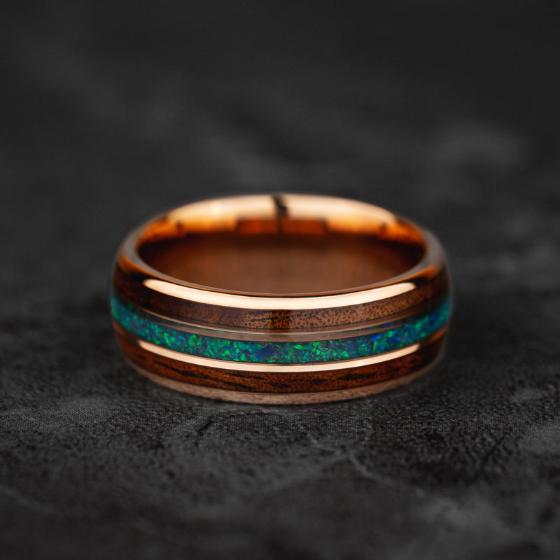 Velvet Ivy - Bague en tungstène or rose clair en opale verte et baril de whisky