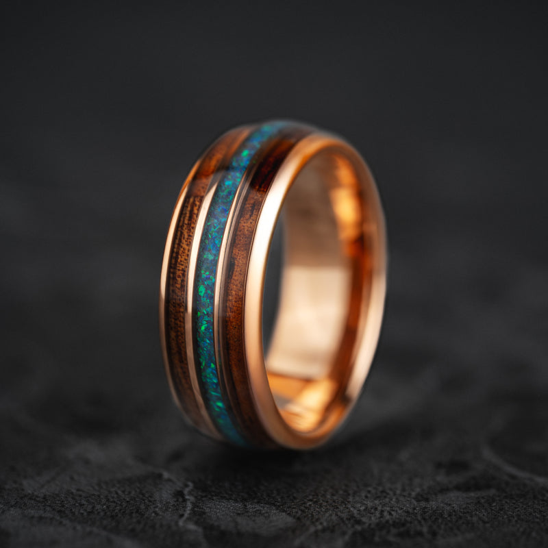 Velvet Ivy - Bague en tungstène or rose clair en opale verte et baril de whisky