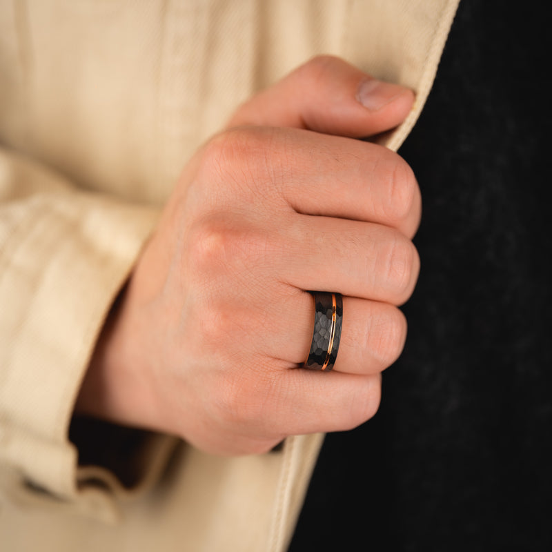 OBSIDIAN FORGE - Bague en tungstène noir martelé avec accents en or rose