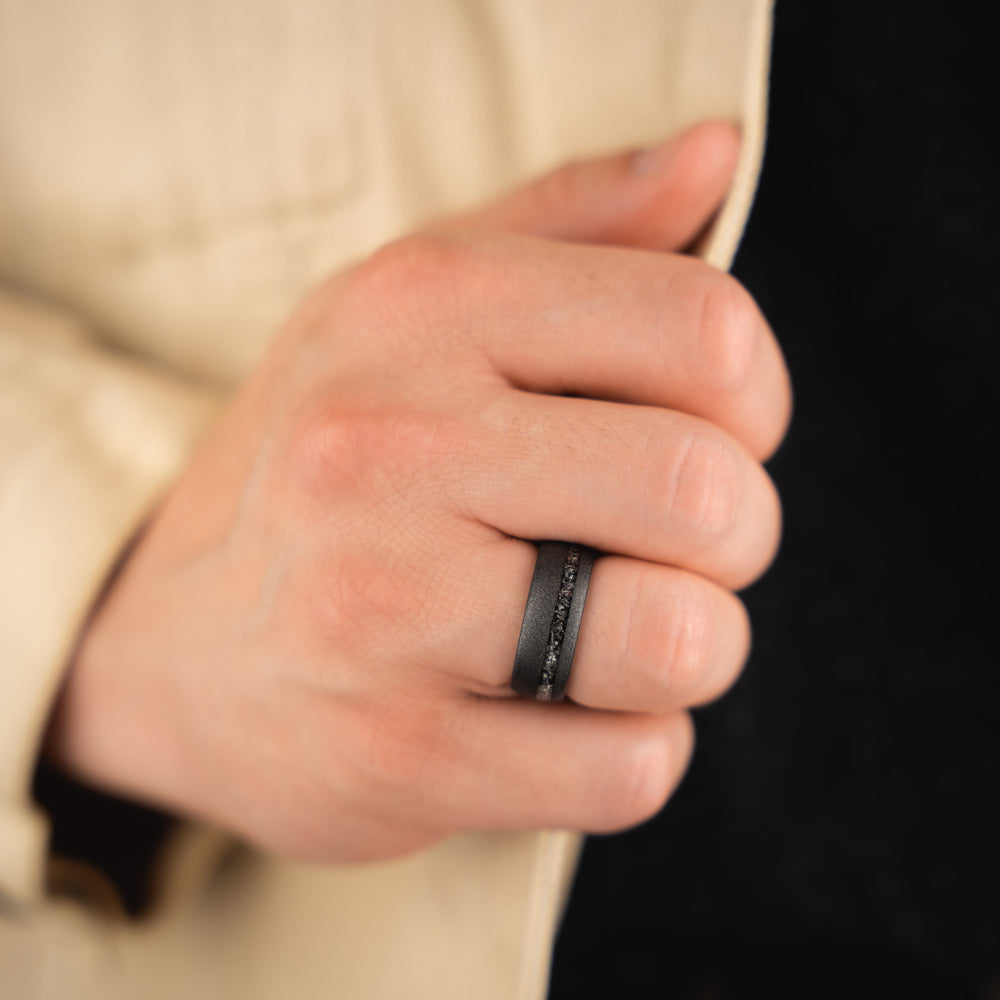 Schattenader – Ring aus geschwärztem Wolfram mit zertrümmertem Meteorit