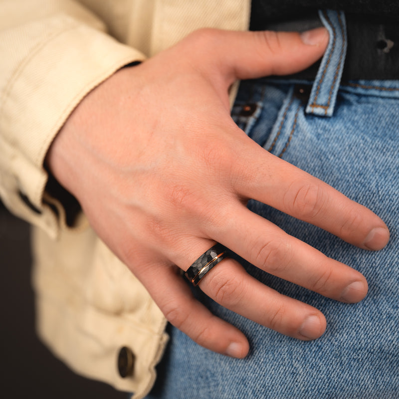 OBSIDIAN FORGE - Bague en tungstène noir martelé avec accents en or rose