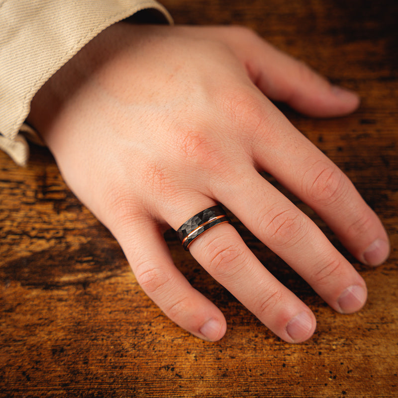 OBSIDIAN FORGE - Bague en tungstène noir martelé avec accents en or rose