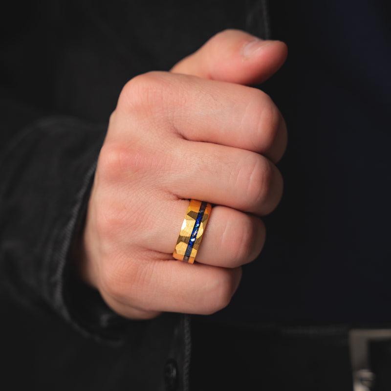 POSEIDON - Bague en tungstène en or jaune martelé avec saphir bleu