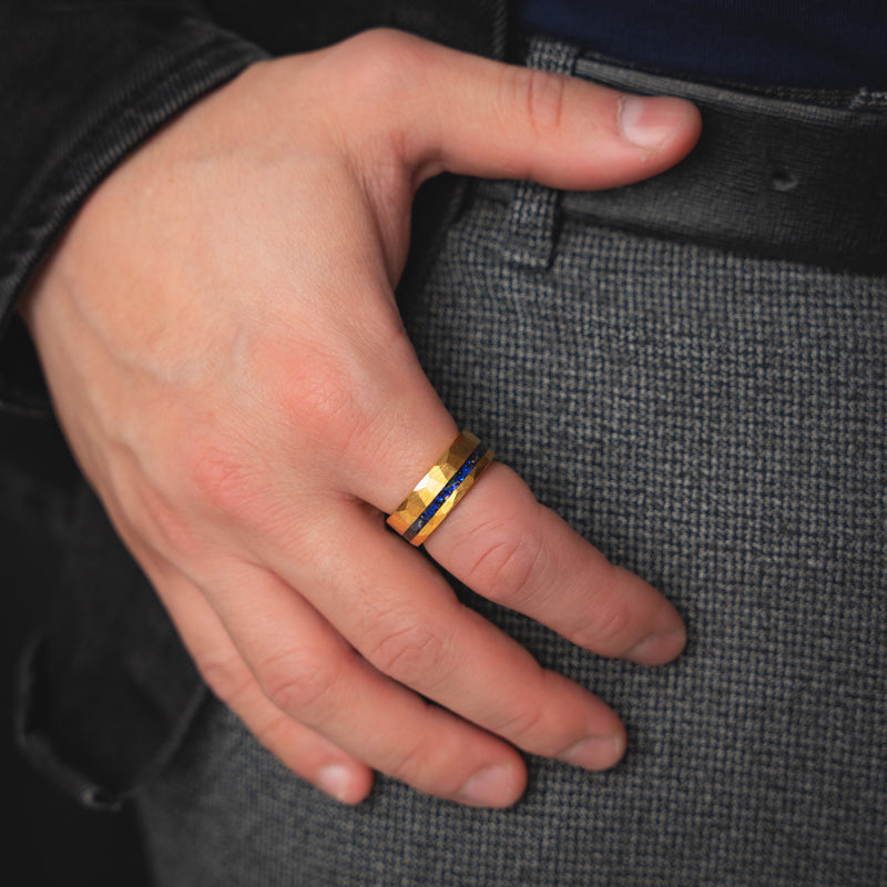 POSEIDON - Bague en tungstène en or jaune martelé avec saphir bleu