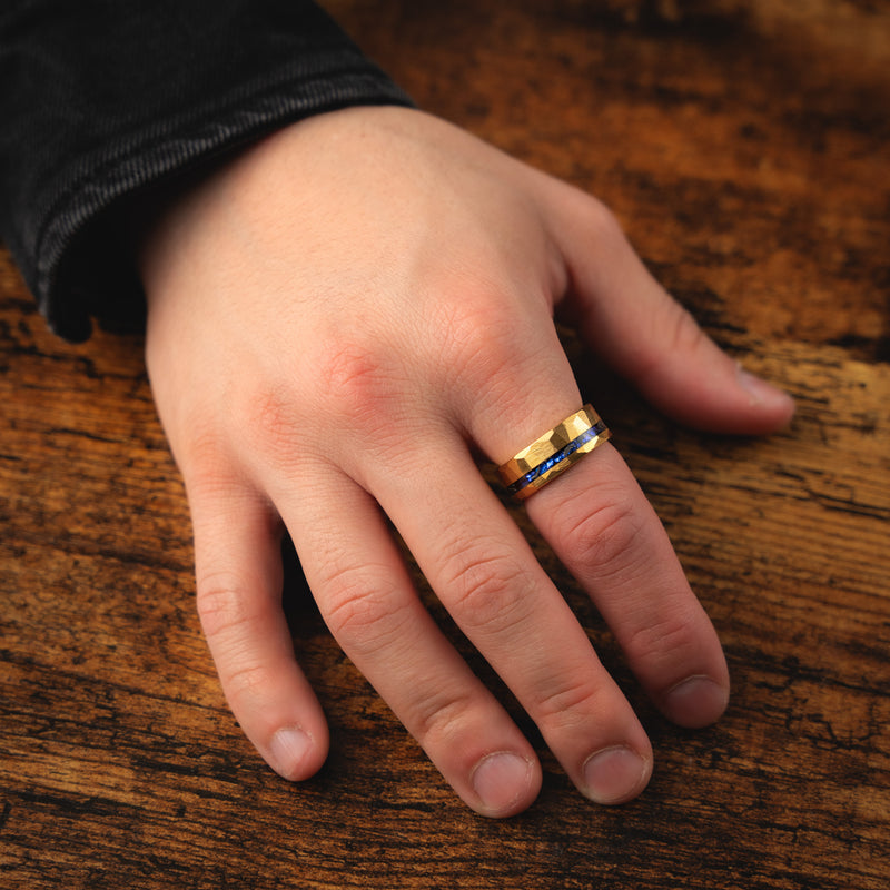 POSEIDON - Bague en tungstène en or jaune martelé avec saphir bleu