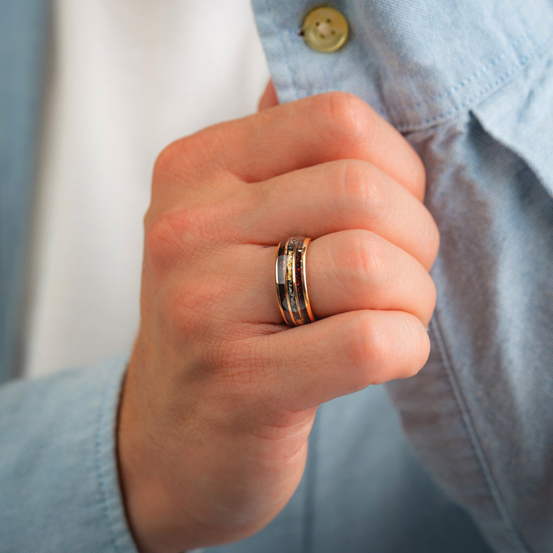 AURORA FORGE – Bague en tungstène en météorite opale rouge foncé avec flocons d'or 24 carats