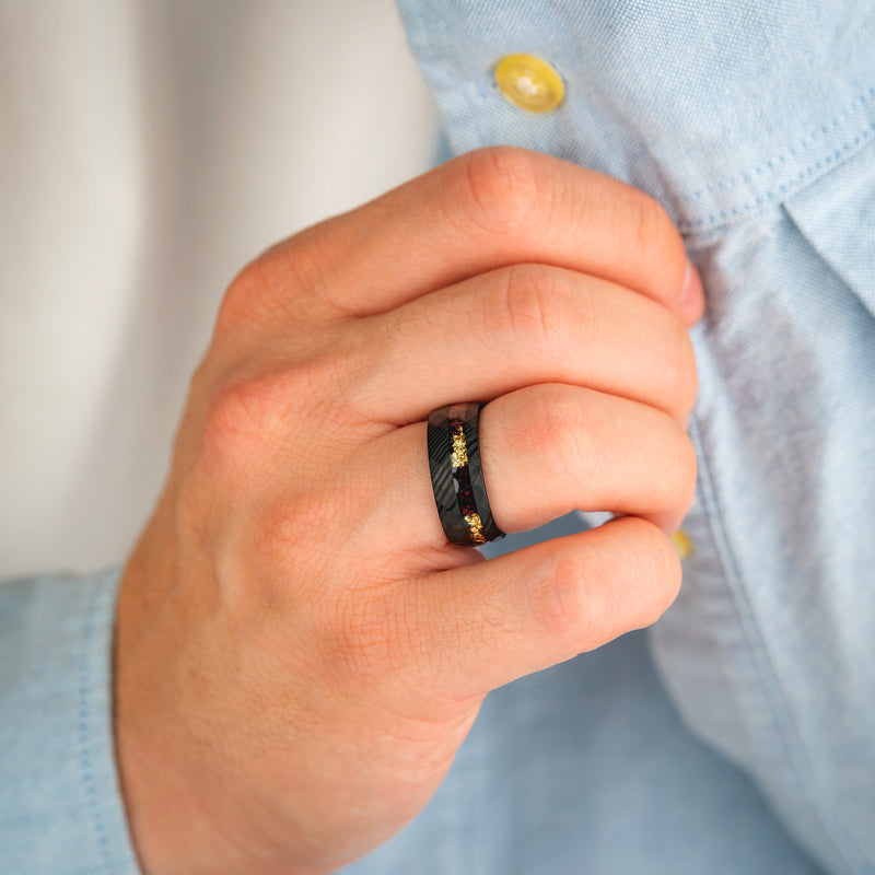 CRIMSON PROMISE - Bague de luxe pour homme en acier de Damas avec incrustation d'opale rouge et de paillettes d'or