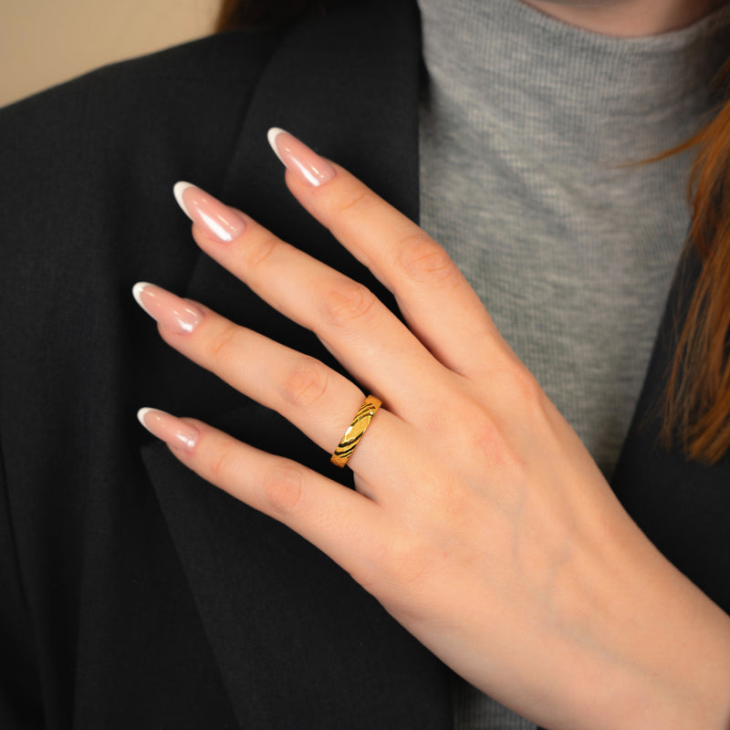 Solis Edge 4 - 4mm Faceted Gold Damascus Steel Ring
