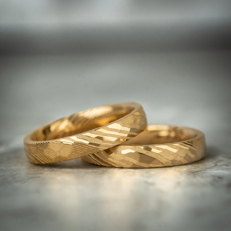Solis Edge 4 - 4mm Faceted Gold Damascus Steel Ring