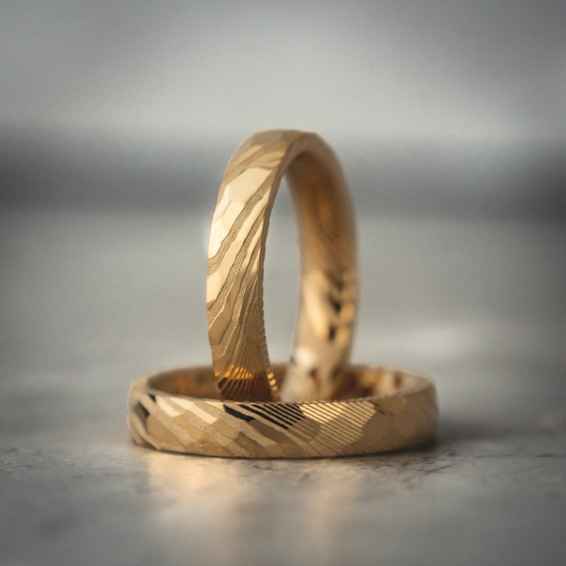 Solis Edge 4 - 4mm Faceted Gold Damascus Steel Ring