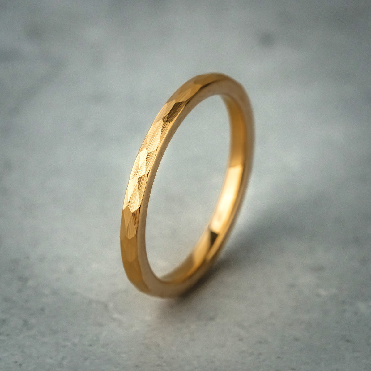 VANTA GOLD - 2mm Gehämmerter Wolframring