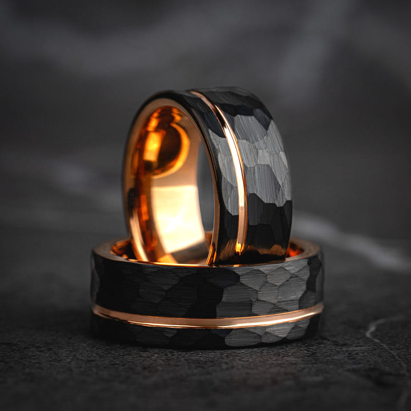 OBSIDIAN FORGE - Bague en tungstène noir martelé avec accents en or rose