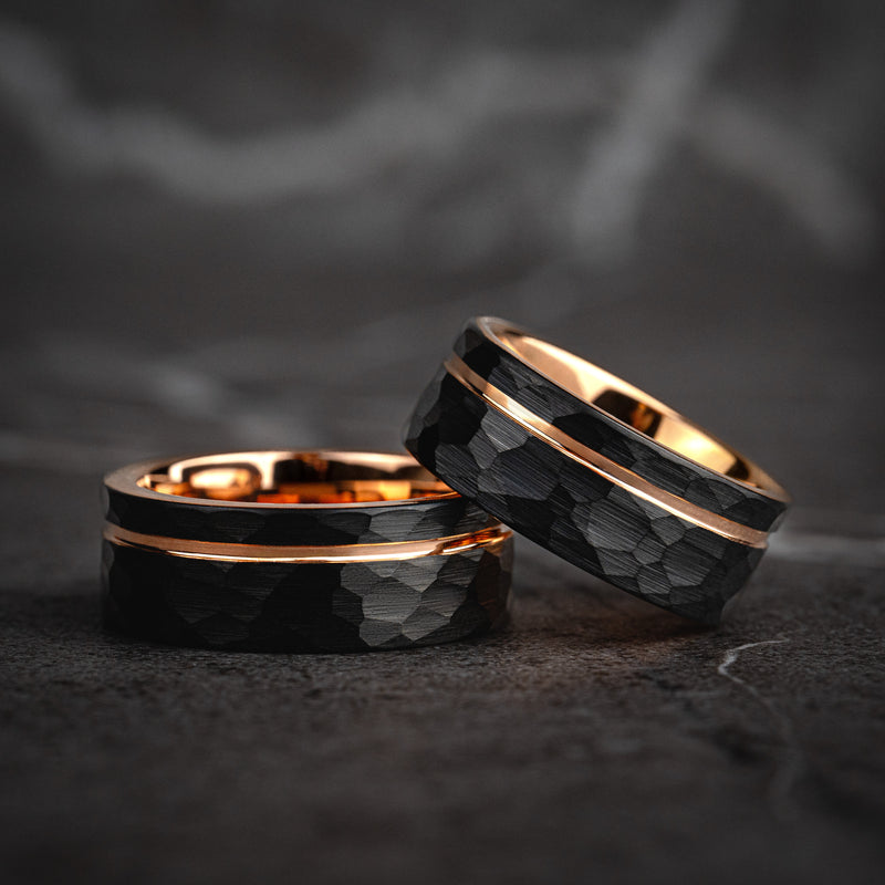 OBSIDIAN FORGE - Bague en tungstène noir martelé avec accents en or rose