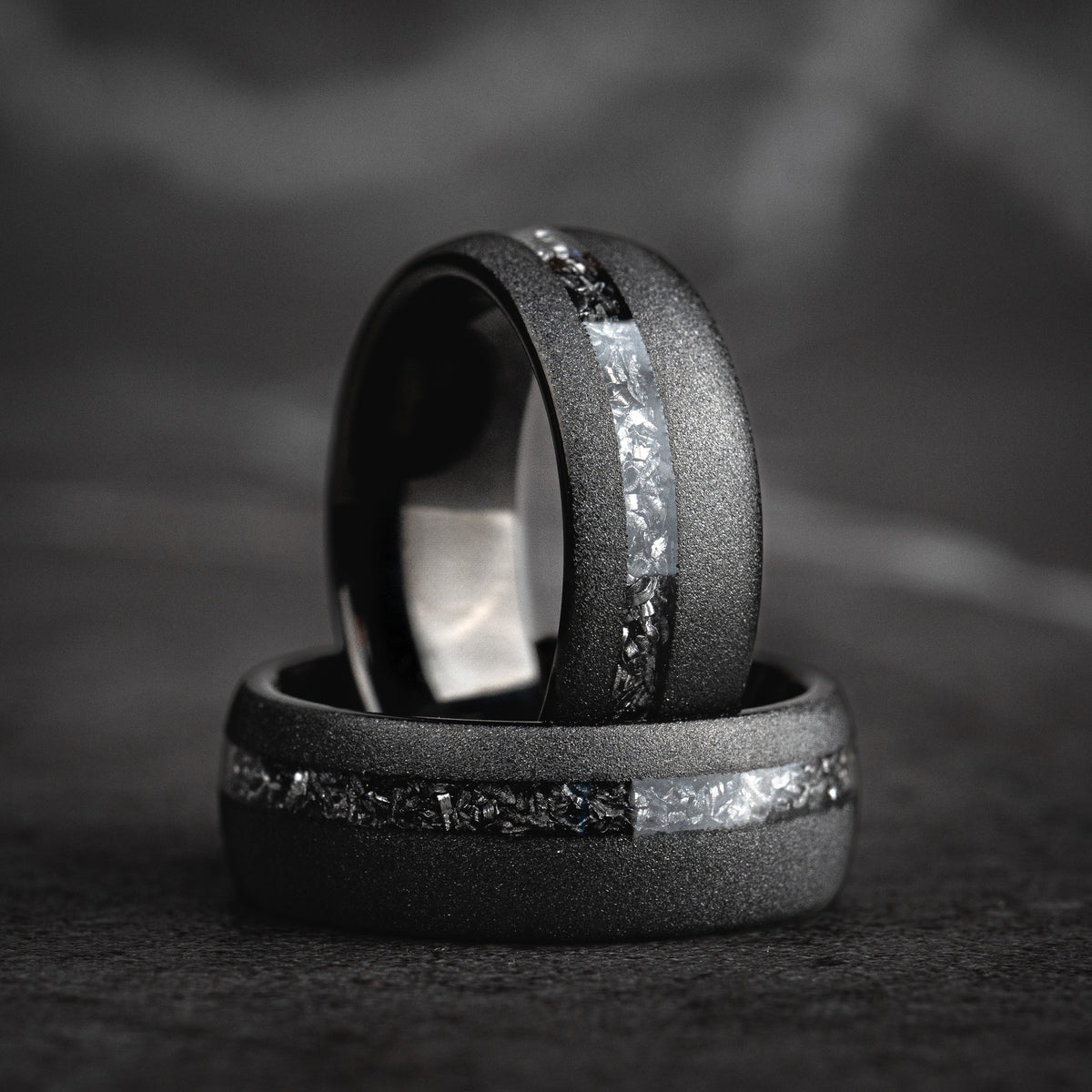 Schattenader – Ring aus geschwärztem Wolfram mit zertrümmertem Meteorit
