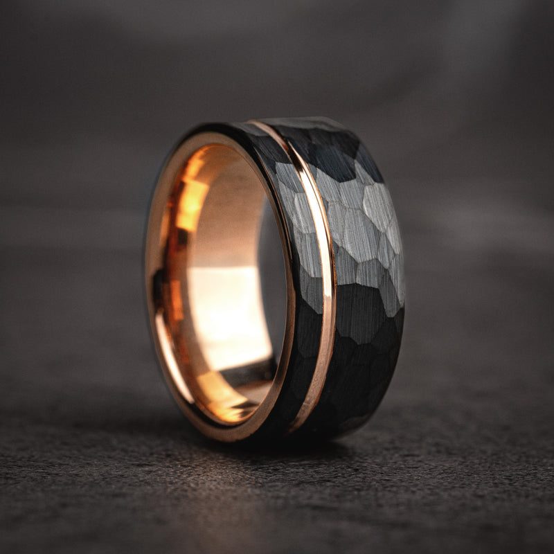 OBSIDIAN FORGE - Bague en tungstène noir martelé avec accents en or rose