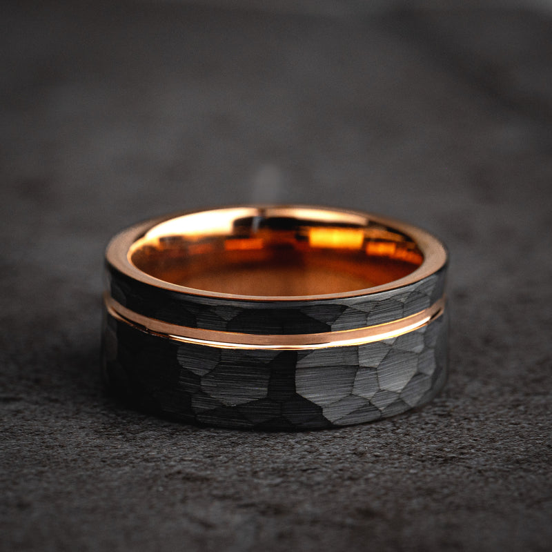 OBSIDIAN FORGE - Bague en tungstène noir martelé avec accents en or rose