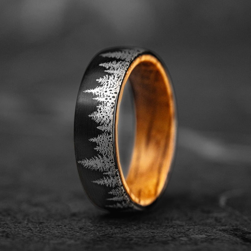 ENSEMBLE FORÊT CACHÉE - Bagues de couple en tungstène et bois de fût de whisky