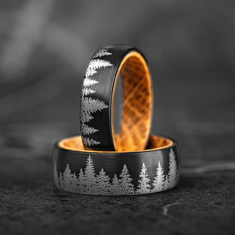 ENSEMBLE FORÊT CACHÉE - Bagues de couple en tungstène et bois de fût de whisky
