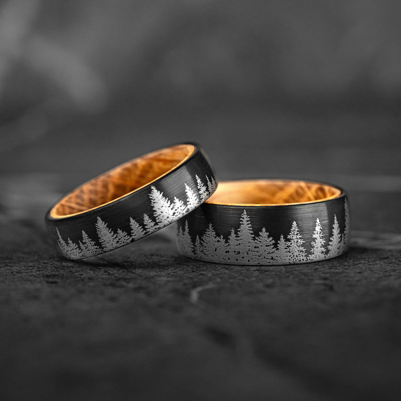 ENSEMBLE FORÊT CACHÉE - Bagues de couple en tungstène et bois de fût de whisky