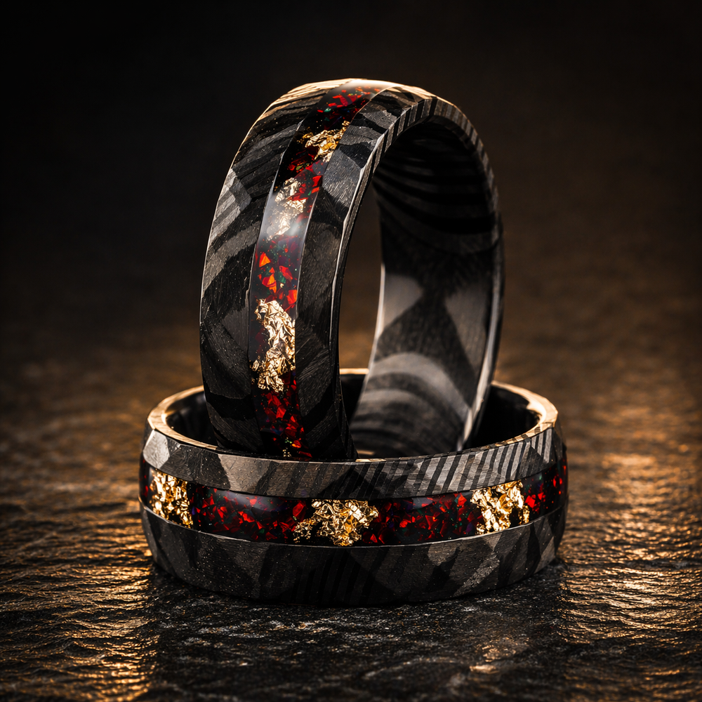 CRIMSON PROMISE – Luxuriöser Herrenring aus Damaststahl mit roter Opal- und Goldflockenintarsie