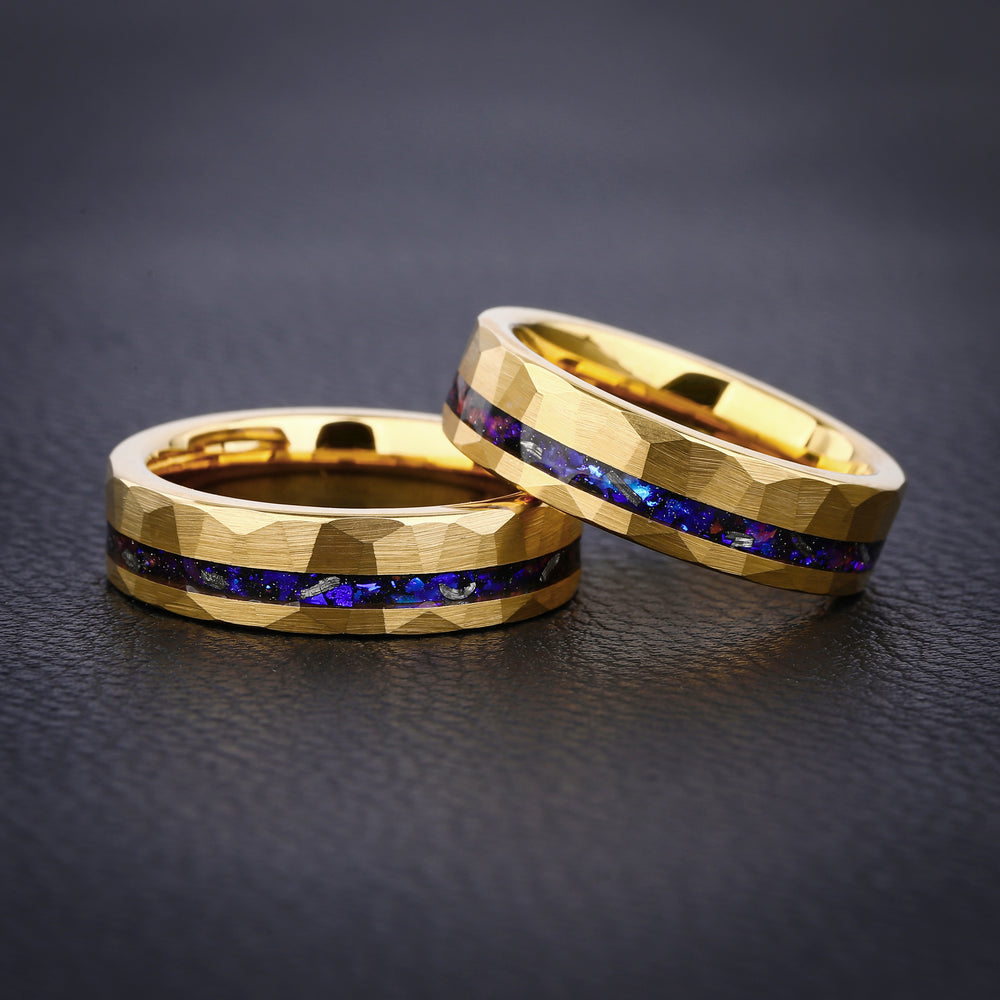 POSEIDON 6mm - Gelbgold Wolframring, gehämmert, mit blauem Saphir