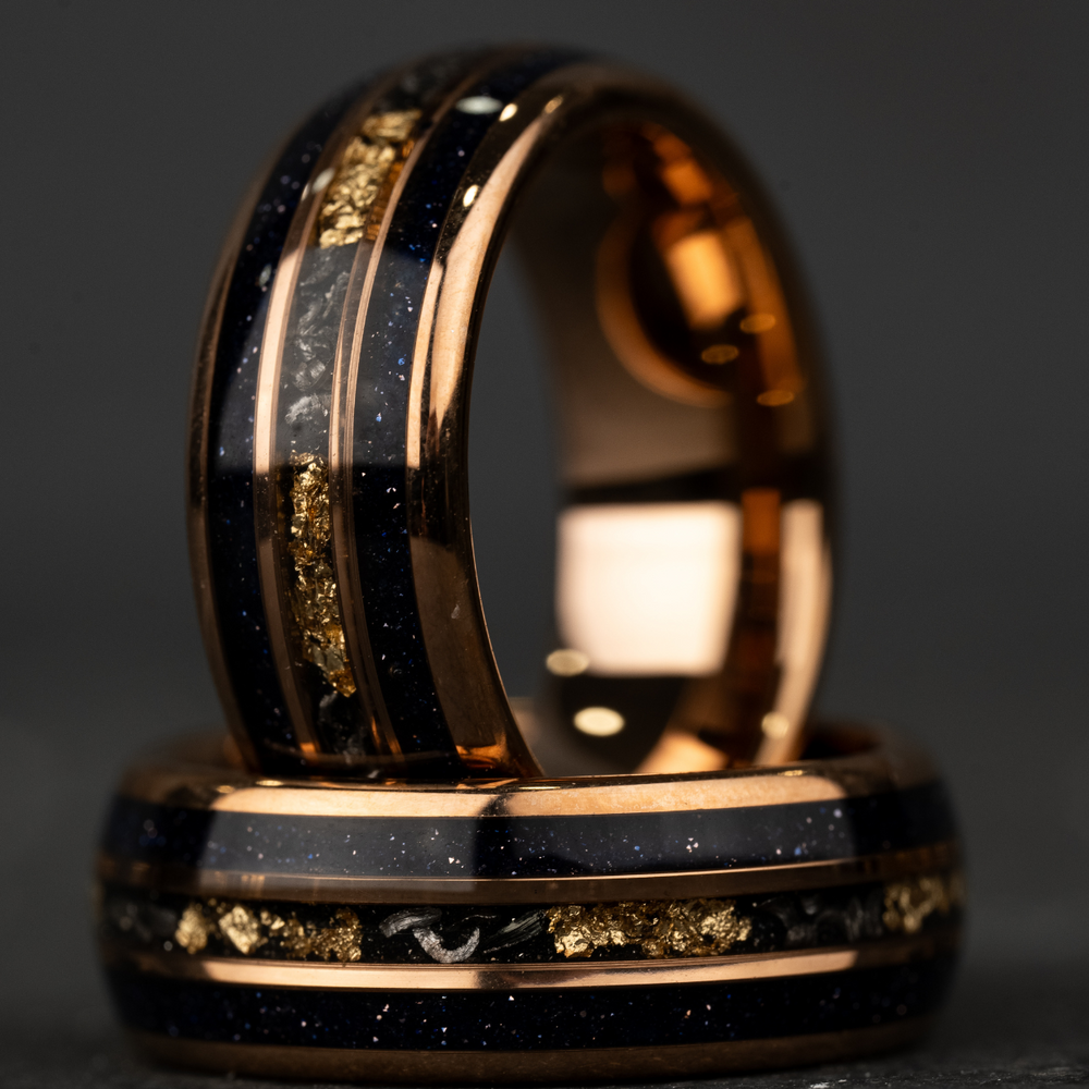 NUITS DE BLUES - Bague en tungstène en forme d'opale bleue météorite, alliance homme incrustée de feuilles d'or rose 24 carats