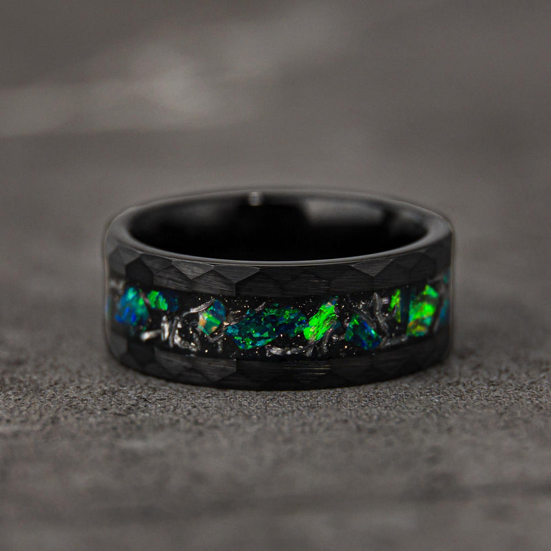COSMOREX - Bague en tungstène martelé opale verte émeraude et météorite