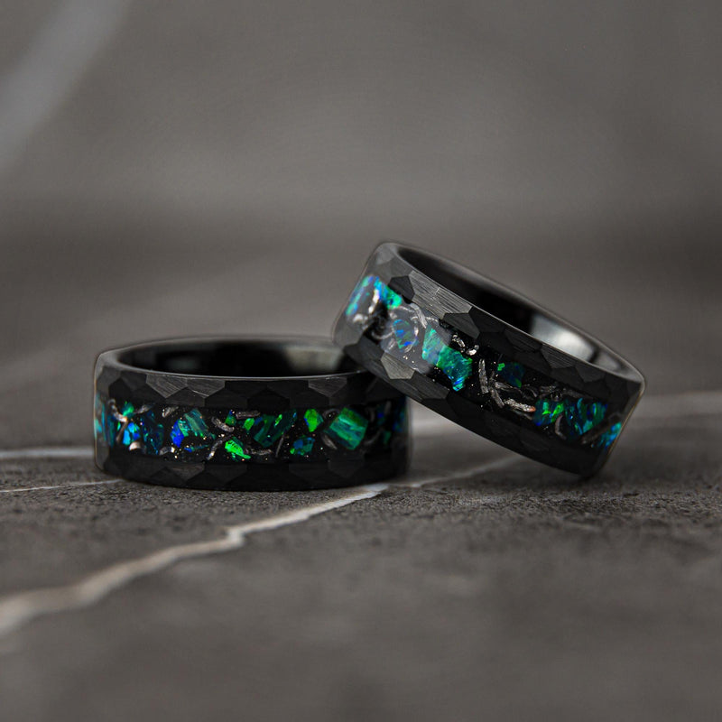 COSMOREX - Bague en tungstène martelé opale verte émeraude et météorite