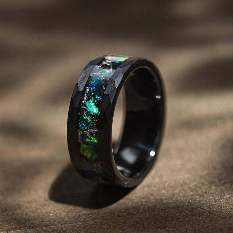 COSMOREX - Bague en tungstène martelé opale verte émeraude et météorite